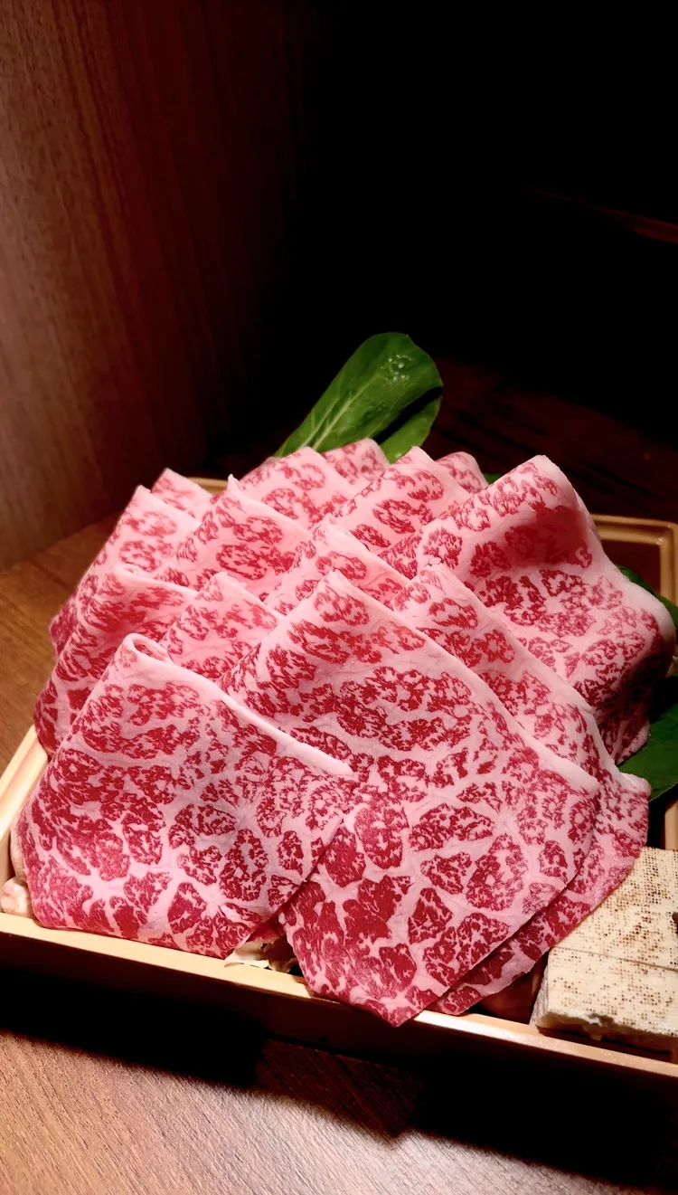 牛喜套餐加價198元即享「A5黑毛和牛特盛」100g，肉量大升級。豊漁餐飲集團提供