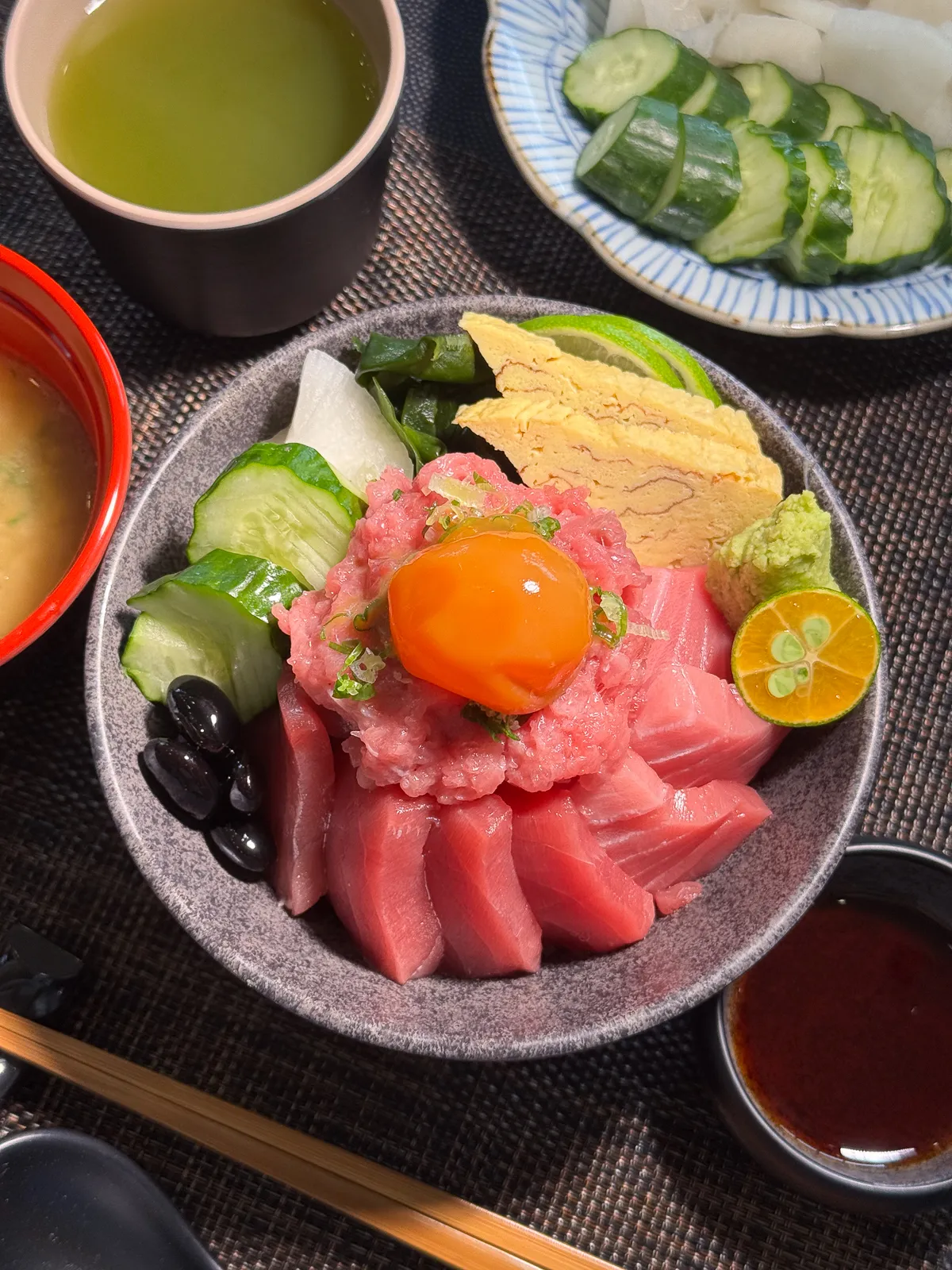 招牌「黑鲔鱼丼」418元就能畅享黑鲔鱼中腹、赤身的鲜甜旨味。豊渔餐饮集团提供