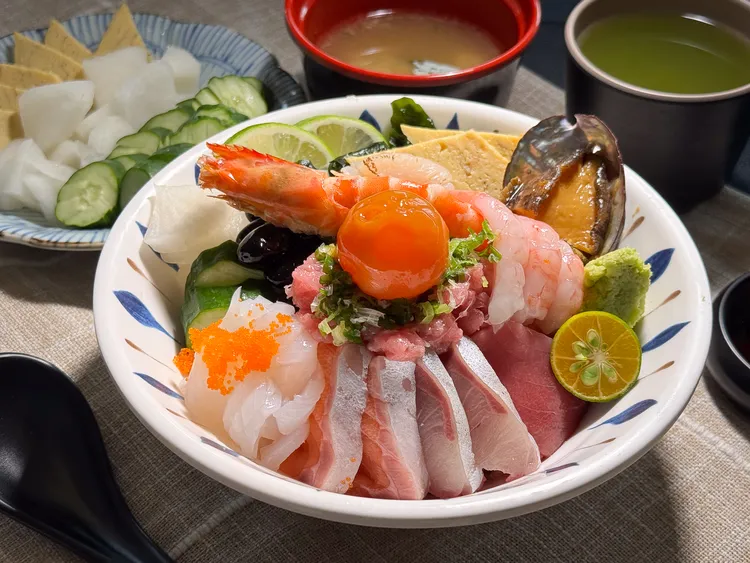 「隱藏版豪華海鮮丼」海鮮高達十多種，698元就能盡享鮑魚、北海道生食級干貝、海大蝦、真鯛與黑鮪魚等高檔食材。豊漁餐飲集團提供