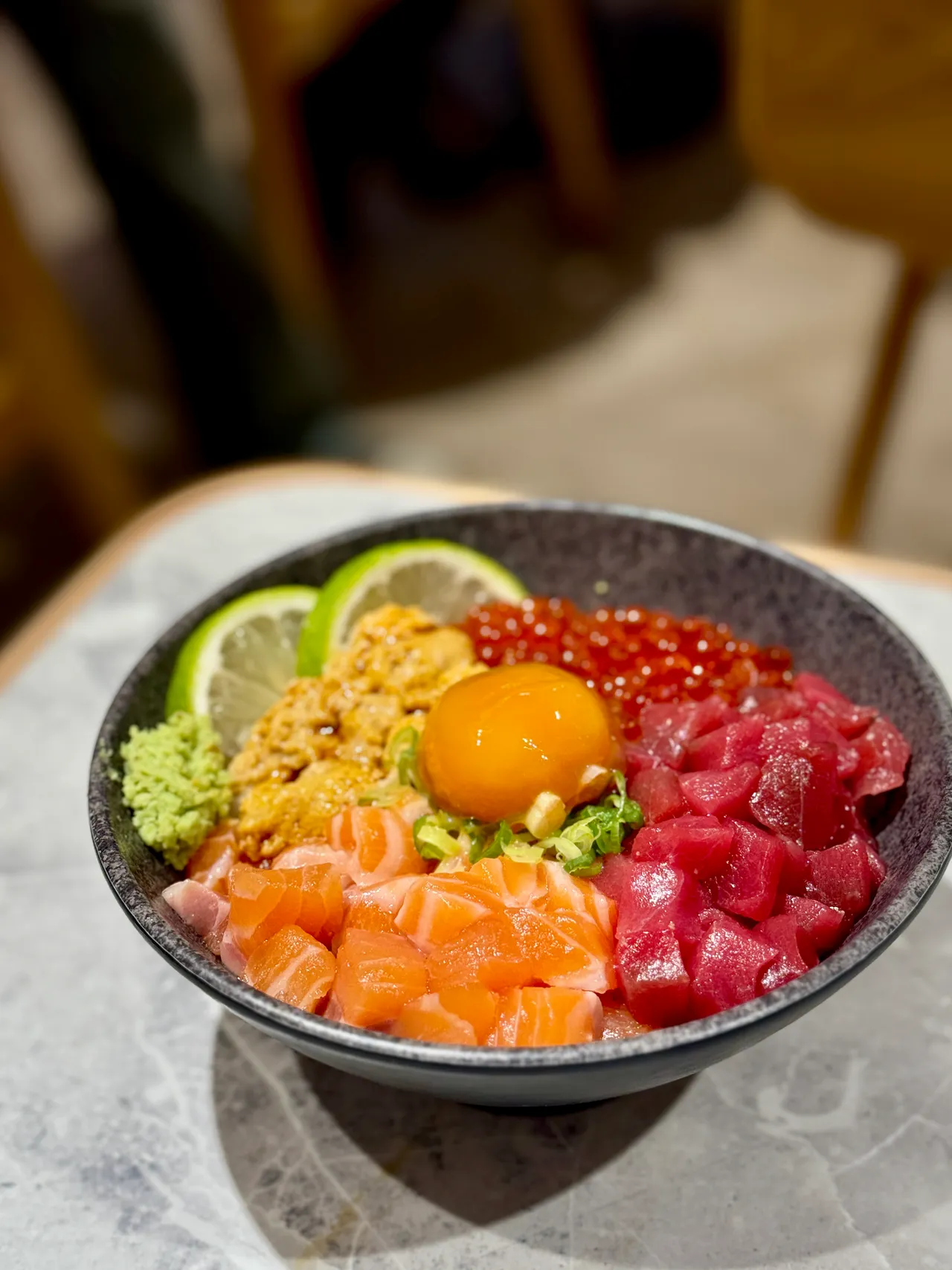 长浜鱼屋101店推出期间限定「DX月见四喜丼」，集结海胆、黑鲔鱼、鲑鱼与鲑鱼卵四大人气食材。豊渔餐饮集团提供