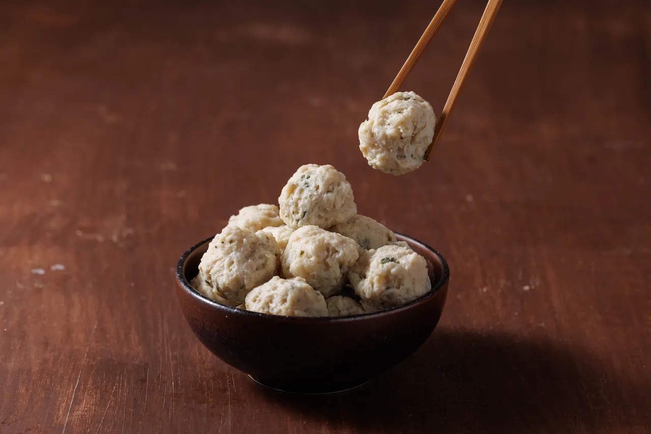 单点的鸡肉丸手工繁复，限量提供。豊渔餐饮集团提供