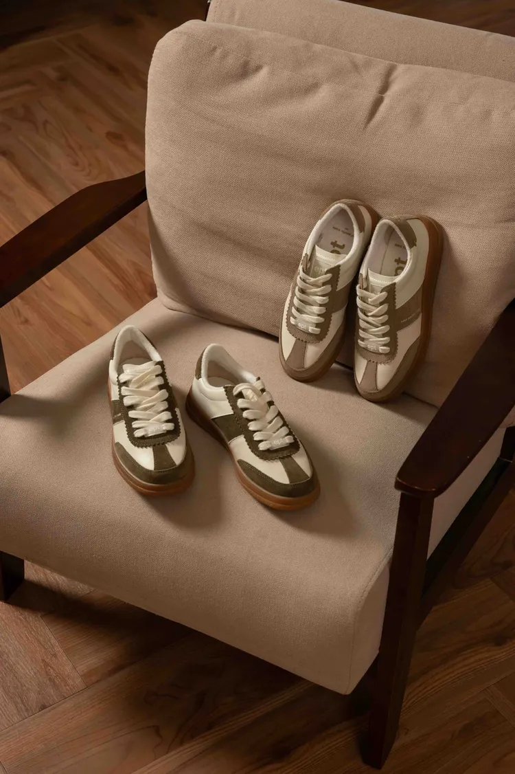 EPT SANTOS經典德訓鞋拿鐵，各3800元。品牌提供