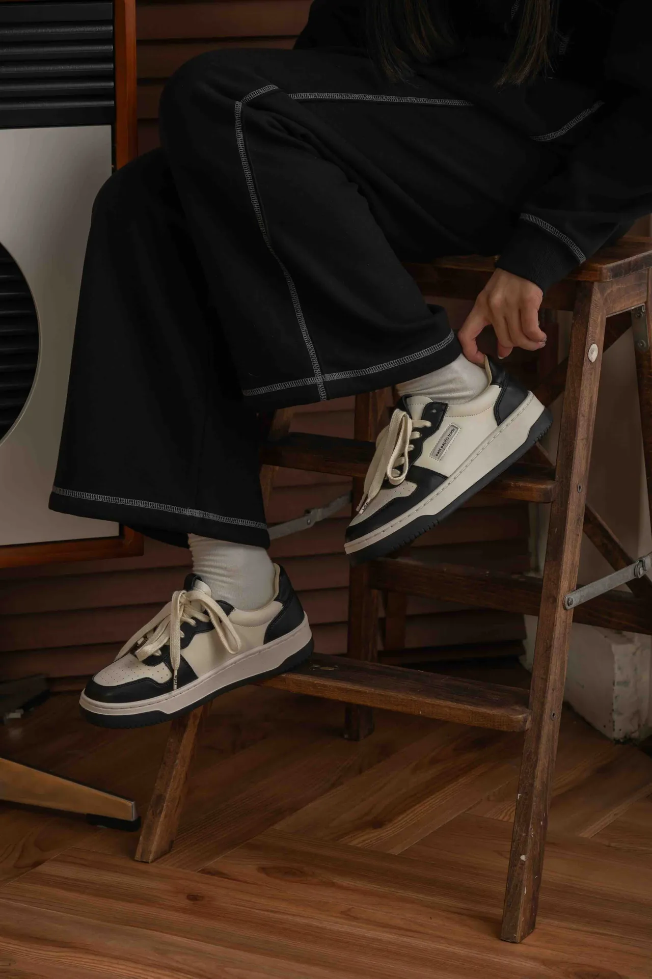 EPT COURT经典皮革板鞋熊猫，3800元。品牌提供