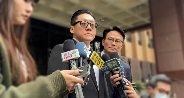 夏天伦（左）日前遇刺，今日现身北检出庭。谢亚庭摄