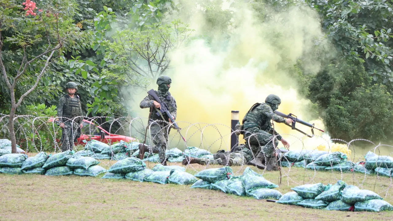 賴清德向在場國軍弟兄表示，各位每一天的訓練、所流的每一滴汗、所做的各項努力，對國家來講都非常非常重要。記者葉家瑋攝