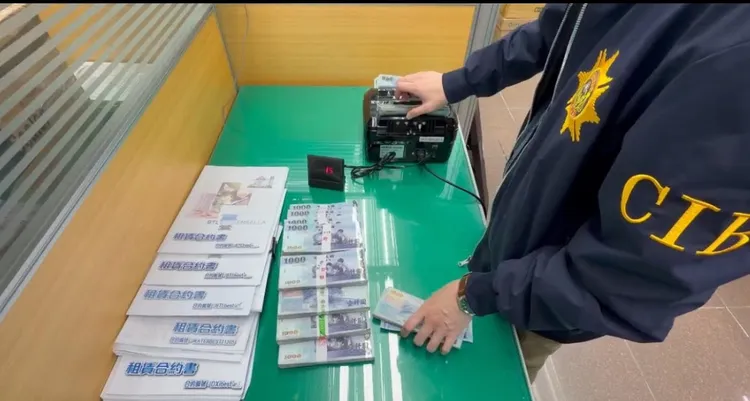 檢警破獲以巧女為首的投資詐騙集團，起出假合約、現金等證物。民眾提供