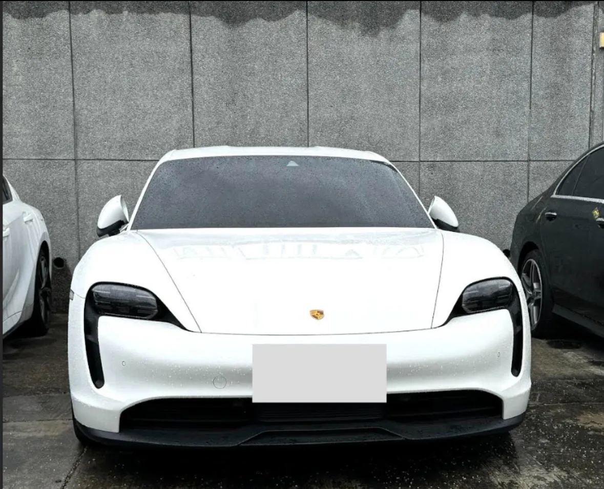 检警查扣保时捷休旅车。民众提供