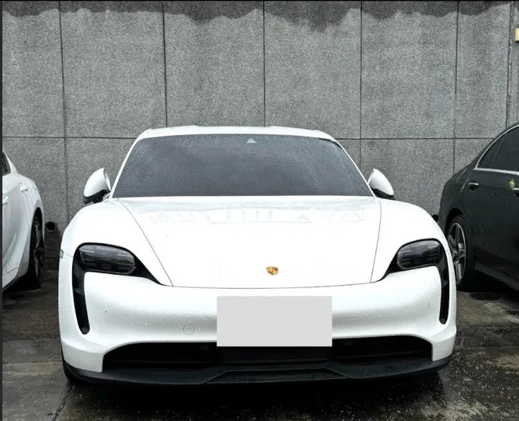 檢警查扣保時捷休旅車。民眾提供