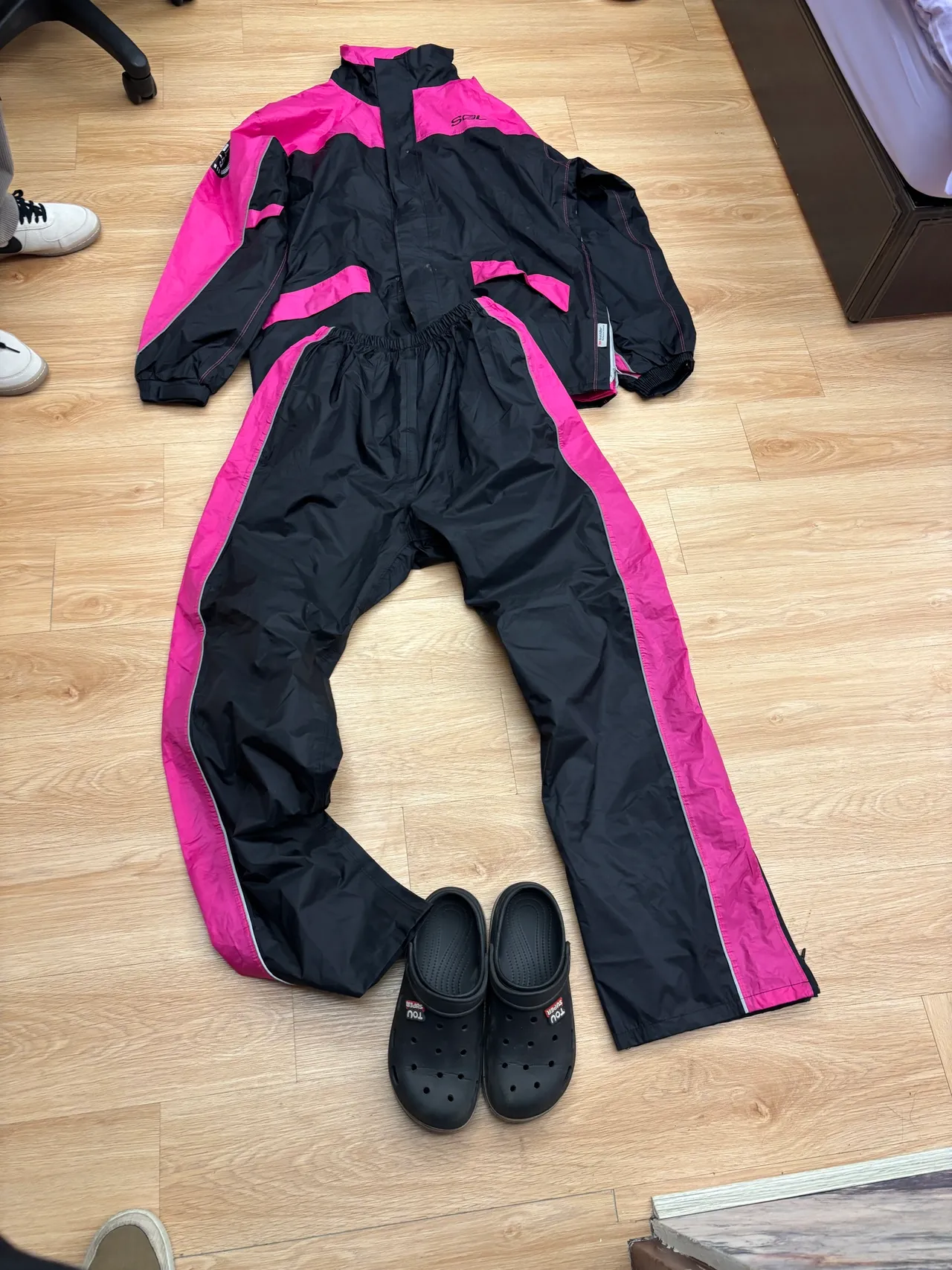 吳女作案時的衣著。翻攝畫面