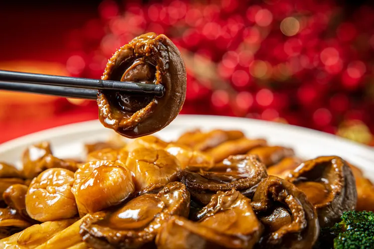 晶華軒乾鮑刺參頂級盆菜，使用了外型宛如金元寶、名列世界三大名鮑之一的日本岩手縣26頭吉品鮑魚。業者提供