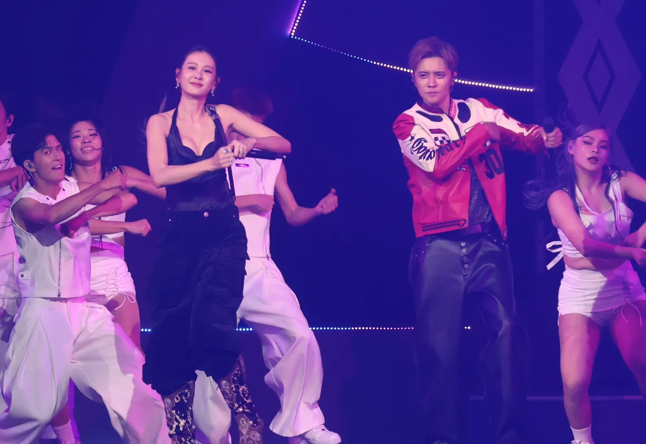 罗志祥不藏了！女神级绯闻女友冲上台　爆乳上下狂晃动！黑Bra外露