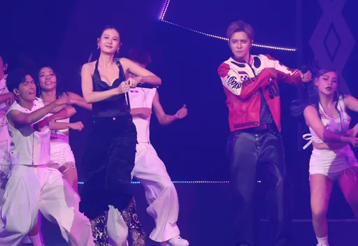 羅志祥不藏了！女神級緋聞女友衝上台　爆乳上下狂晃動！黑Bra外露