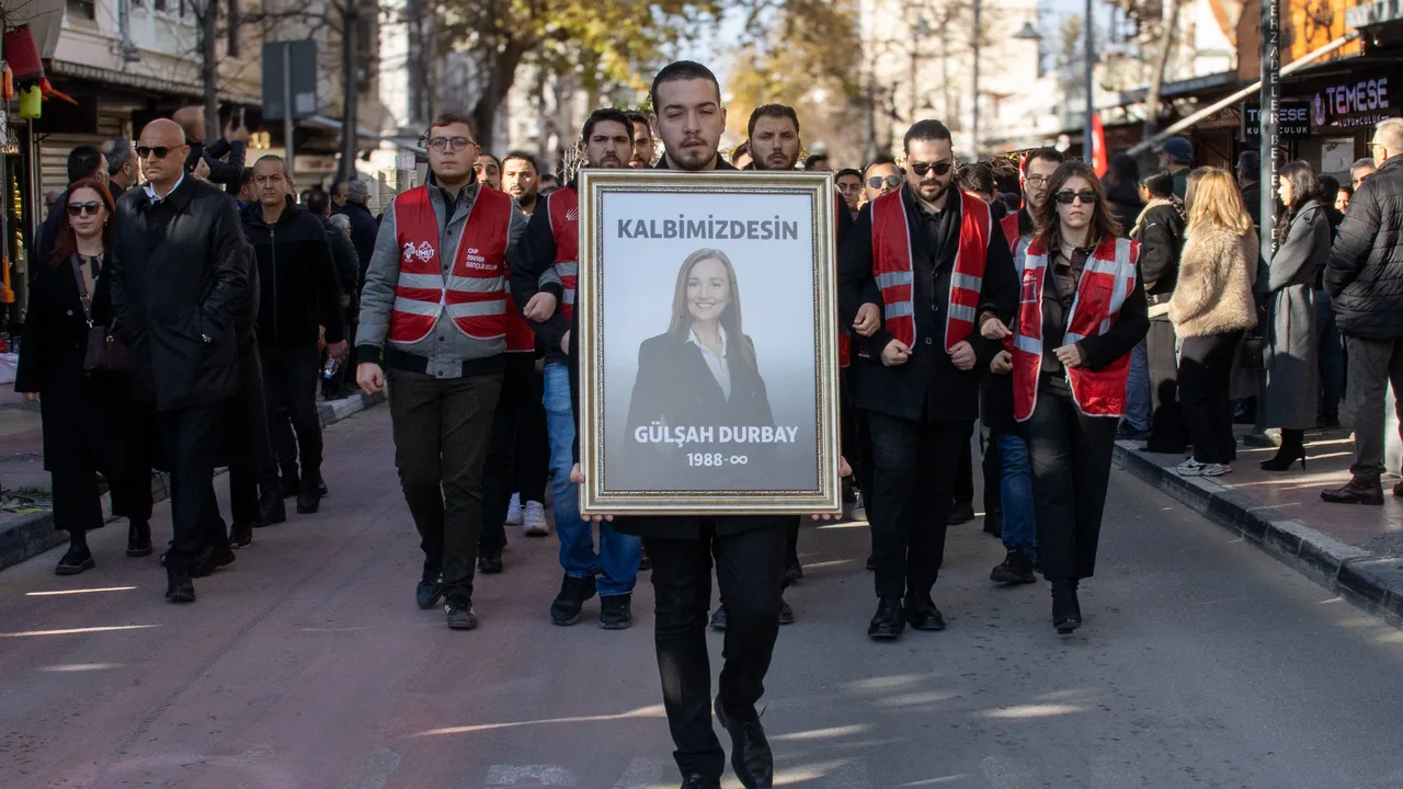 谢赫扎德勒市民为杜尔拜送行。翻摄IG/Gülşah Durbay