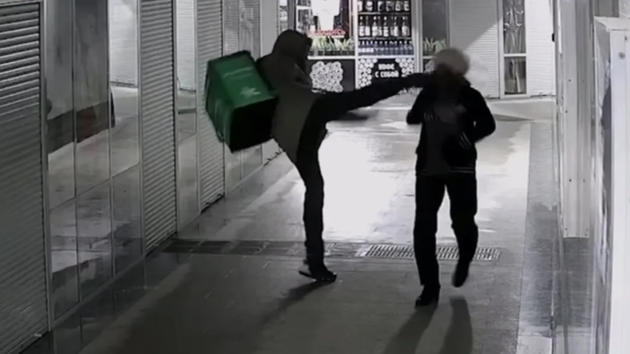 夸张影片｜外送员突然出脚狠踢老妇人　她遇袭后摔头撞地