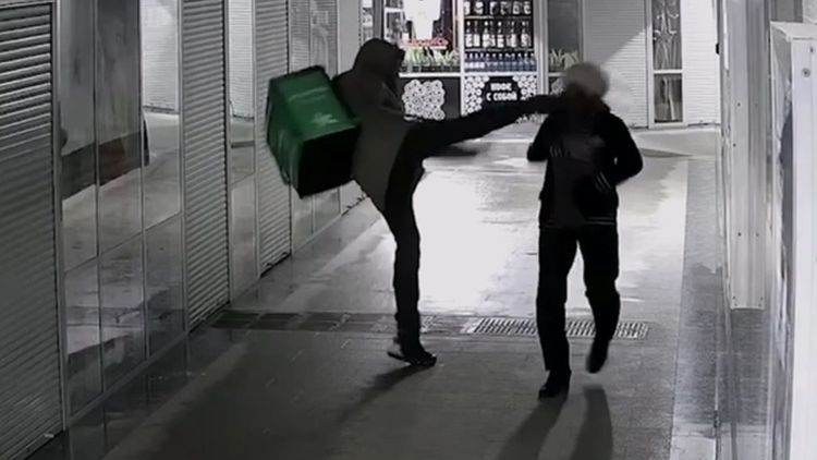 誇張影片｜外送員突然出腳狠踢老婦人　她遇襲後摔頭撞地