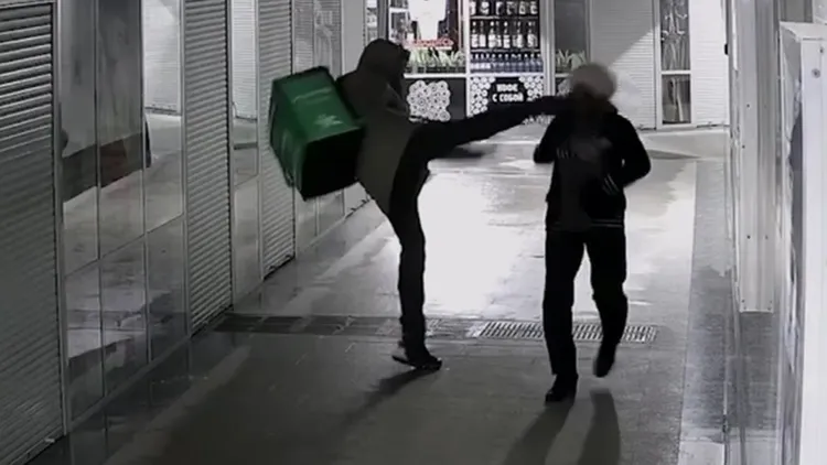 外送員突然攻擊老婦人。翻攝自Telegram