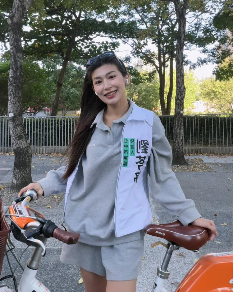 劉芩妤騎腳踏車在台中掃街，展現十足親和力。翻攝劉芩妤臉書