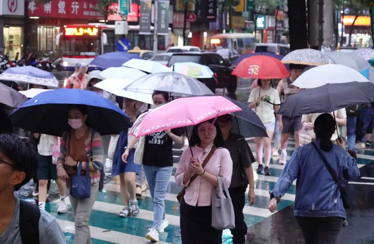 東北季風今晚增強，迎風面雨勢轉趨頻繁。莊宗達攝