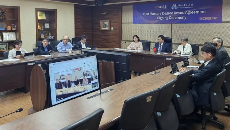 中山大學與倫敦大學亞非學院15日雙方校長簽署「全球公民權碩士學位學程-學位授予協議書」。翻攝畫面