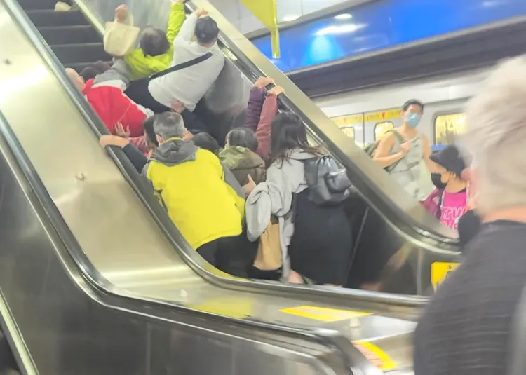 北捷亚东医院站手扶梯今天上午有女子跌倒后倾，骨牌式造成7人连环摔。翻射自Threads @dailyhsing