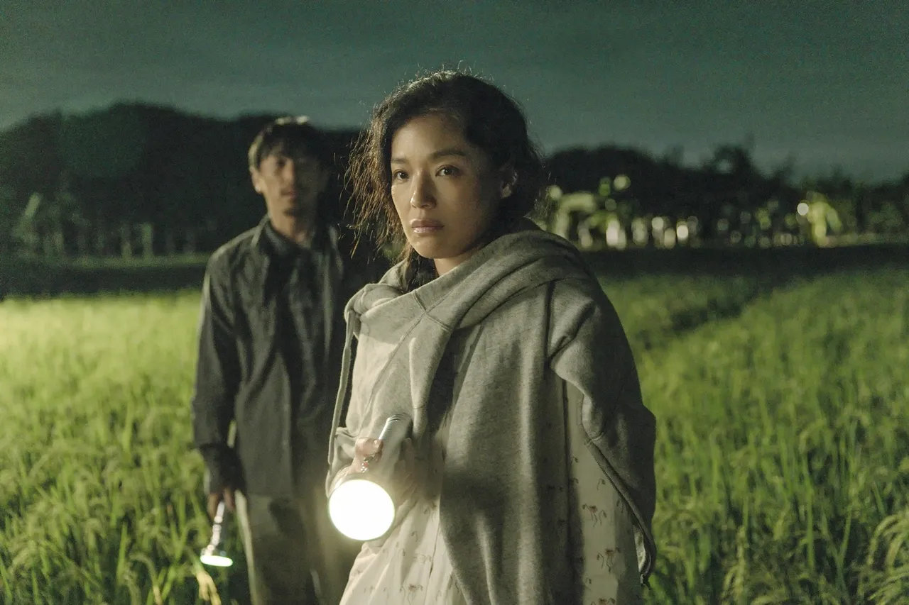 舒淇（右）为了真实诠释角色，不仅素颜入戏、深入农村生活，更苦练岭南粤语，左为男主角白客。采昌提供