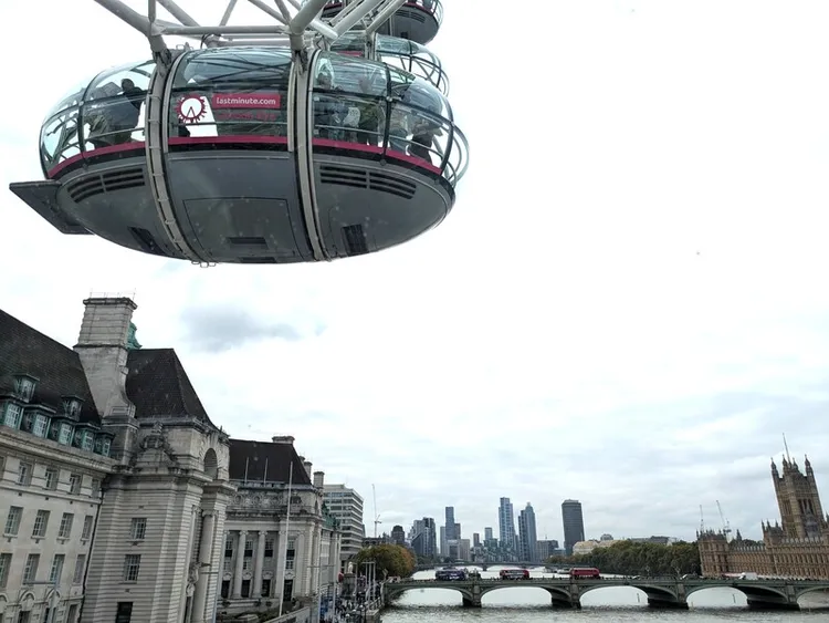 「倫敦眼」摩天輪位於市中心泰晤士河畔，高達135公尺，可360度環景遠眺倫敦市區，國會大廈西敏宮、大笨鐘、倫敦塔橋、倫敦金融城等知名地標盡收眼底。 中央社