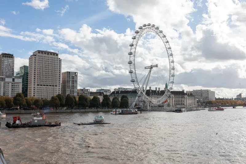全球前10大摩天轮之一、伦敦知名地标「伦敦眼」日前逐步开展座舱更新与升级工程，被卸下的座舱以平底船沿著泰晤士河运往工厂受检。（伦敦眼提供） 中央社