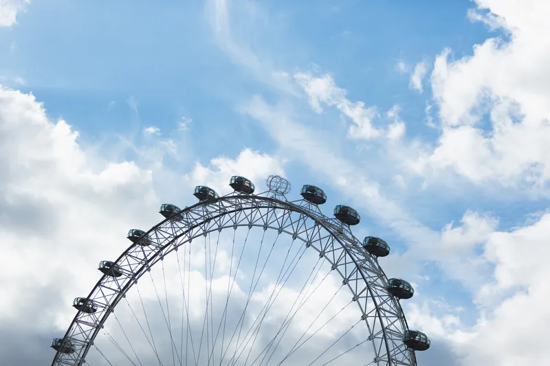 伦敦知名地标「伦敦眼」摩天轮10月底开始分阶段更新升级座舱，一次更新一个，座舱被卸下后，空位由特制笼状物暂时填补，不影响摩天轮营运和游客体验。（伦敦眼提供） 中央社