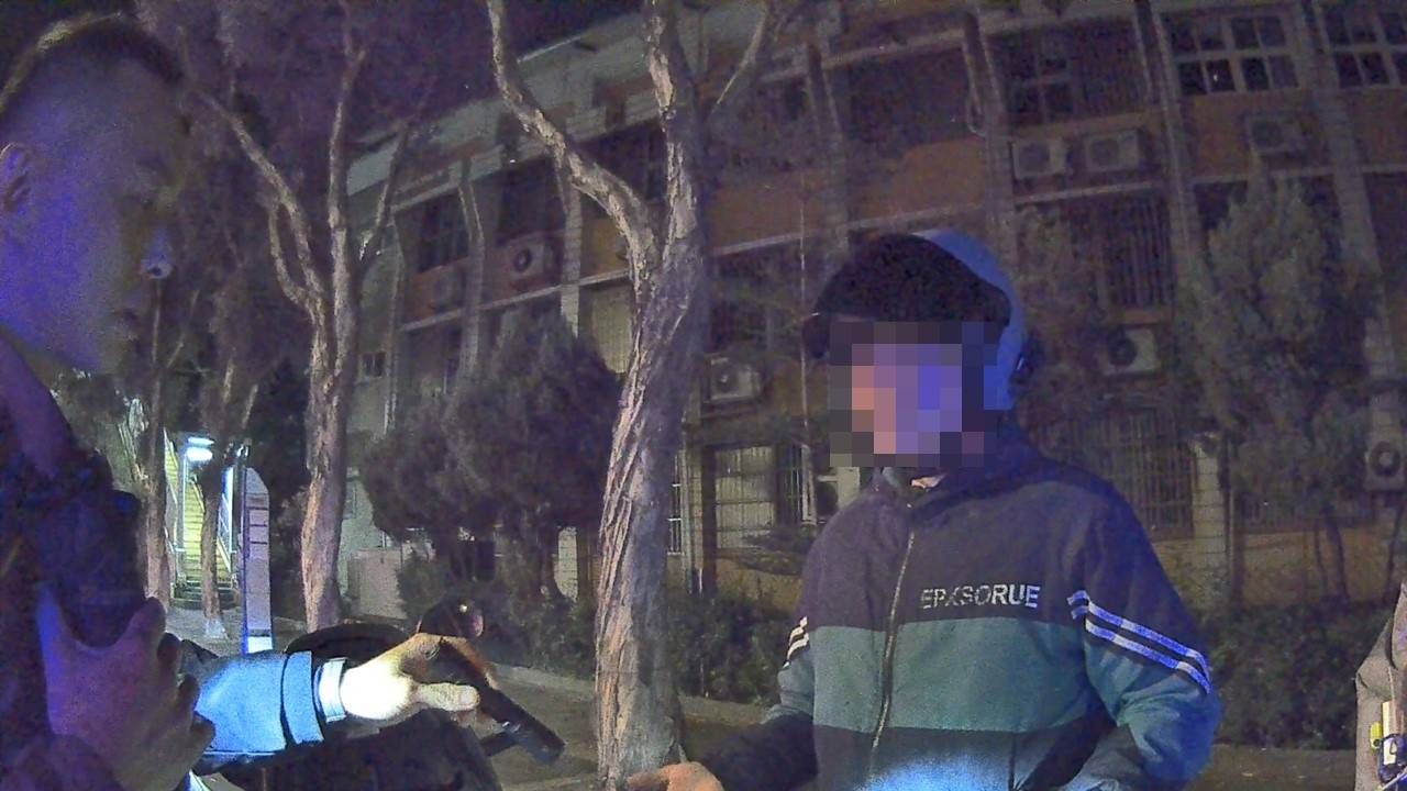 警察面前變魔術 毒蟲掌中夾毒品!還被揪出毒駕