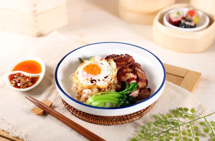 經典「黯然叉燒飯」，搭配焦脆半熟蛋攪開後香氣與視覺感滿滿。業者提供