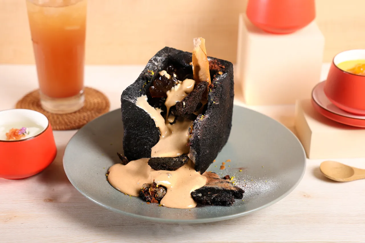 甜食控专属菜色，「天崩地裂落石西多士」外酥内软，一刀切开瞬间爆流奶茶馅与Q弹珍珠，外层撒上巧克力脆片，好吃又好拍，售价240元。业者提供