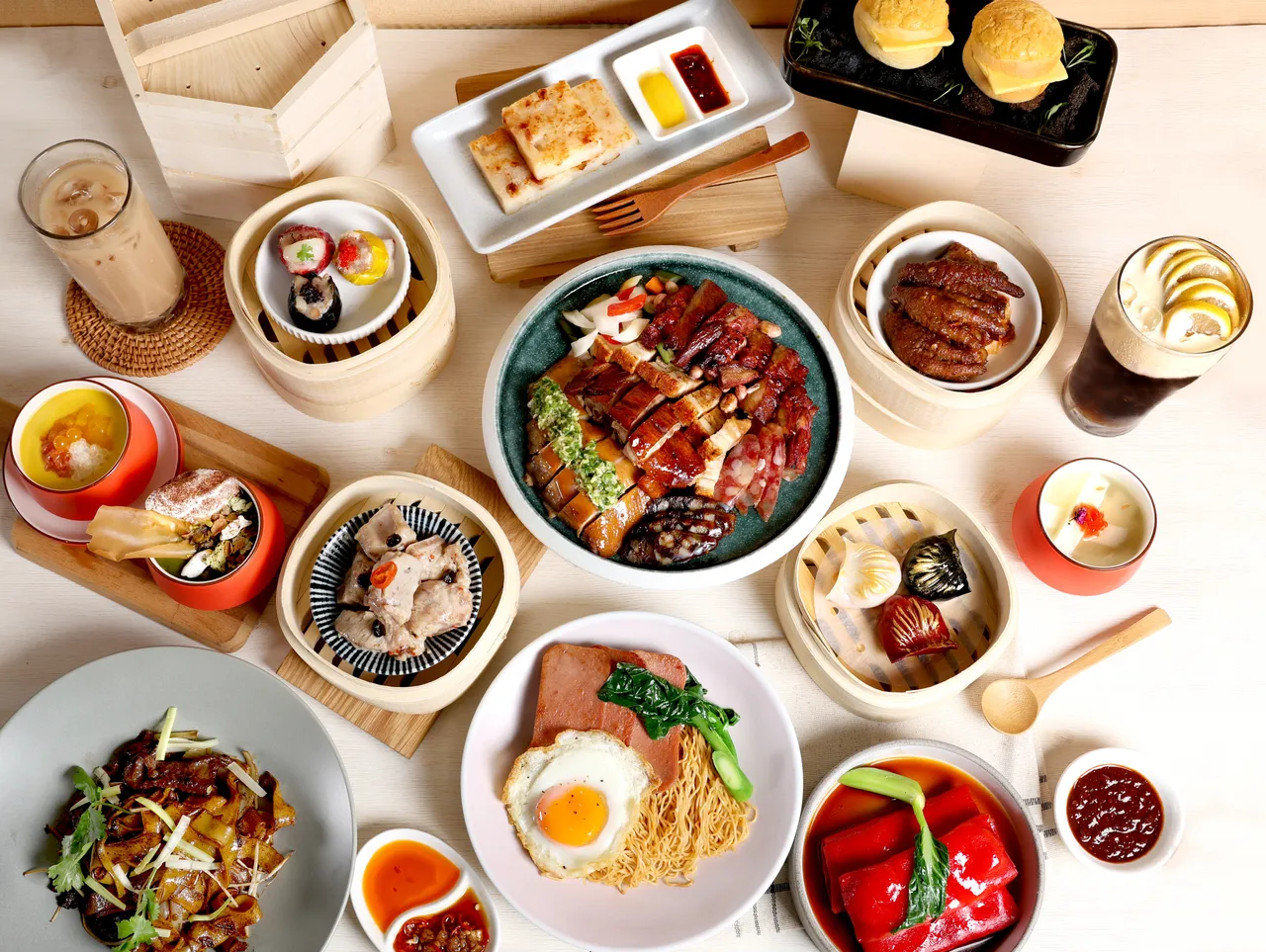 筑间餐饮集团邀请点心界大仁哥黄义仁担任主厨，并以匠心手工港点为核心，打造全新的中式餐饮品牌。业者提供