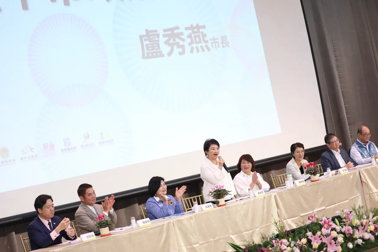 卢秀燕与蓝、白营多位县市首长合影。台中市府