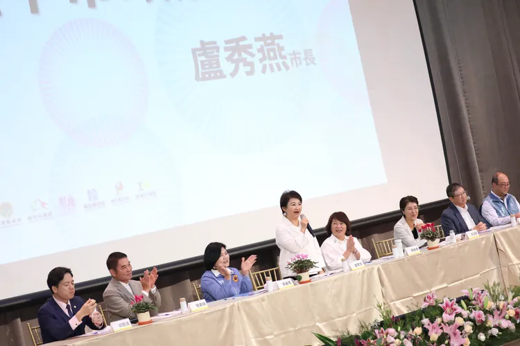 盧秀燕與藍、白營多位縣市首長合影。台中市府