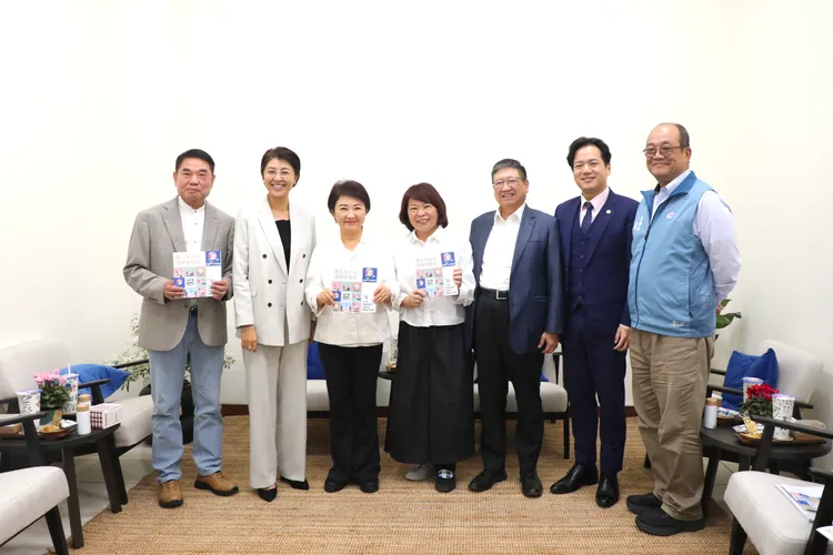 盧秀燕與藍、白營多位縣市首長合影。台中市府