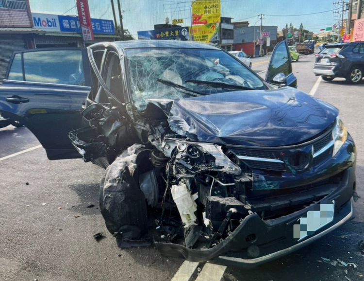 高齡駕駛疑打瞌睡釀禍!開車追撞前車 車上3人擦挫傷送醫