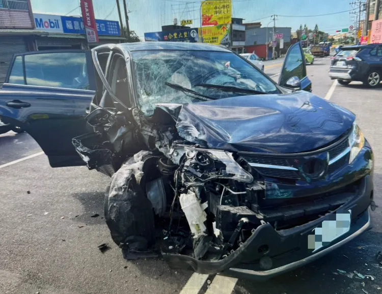 車頭幾乎撞毀。楊梅警分局提供