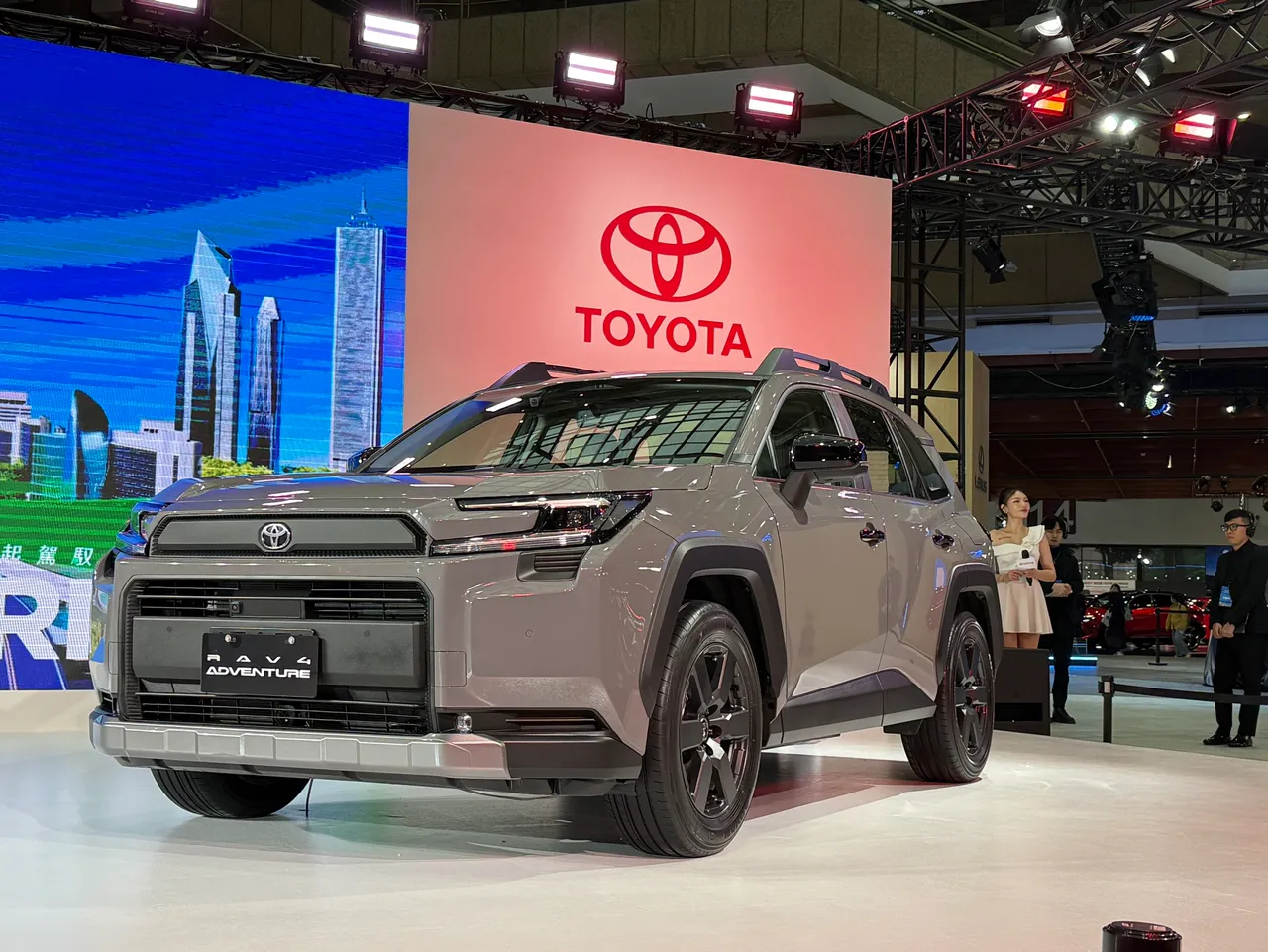 全新世代 RAV4导入三种全新外观与内装设计风格，并新增雾岩灰、野境绿等新色选项。林浩升摄