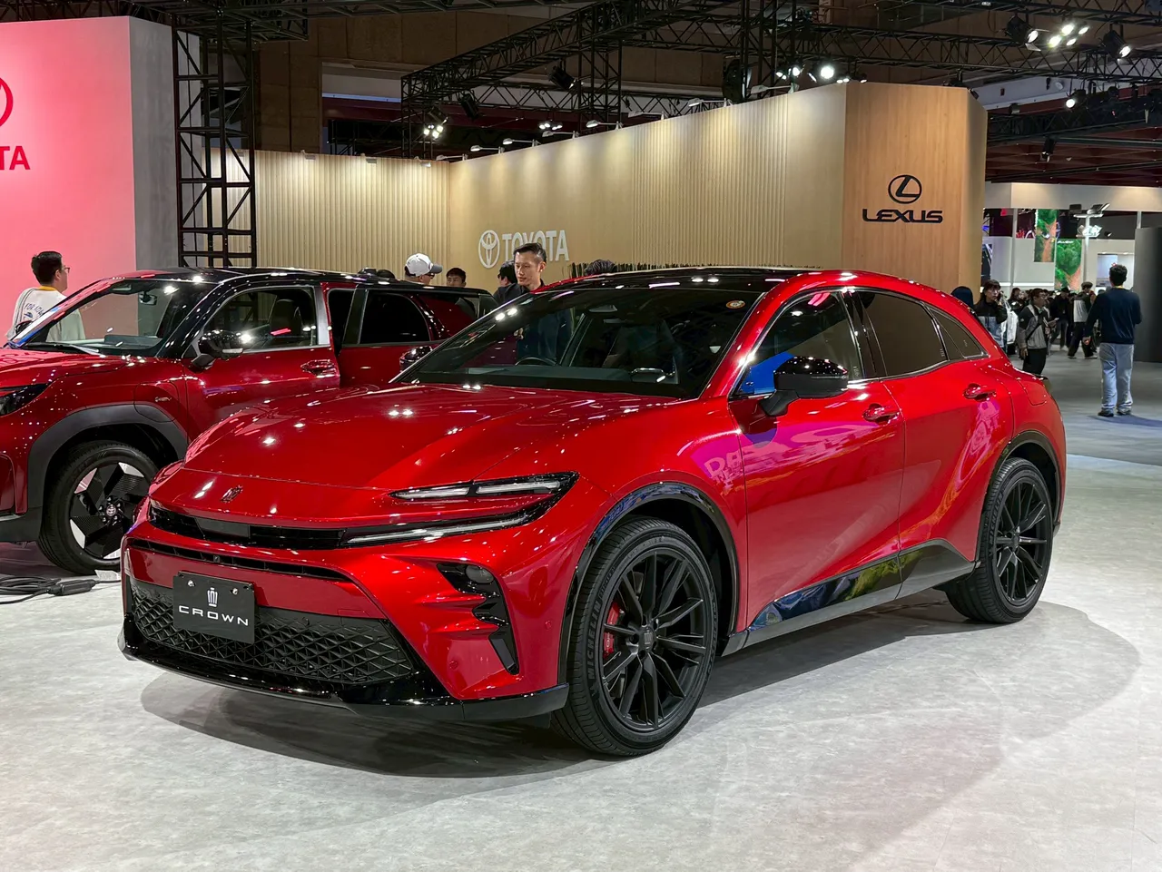 TOYOTA首度设立「TOYOTA PREMIUM」展区，并展出CROWN家族新成员CROWN SPORT。林浩升摄