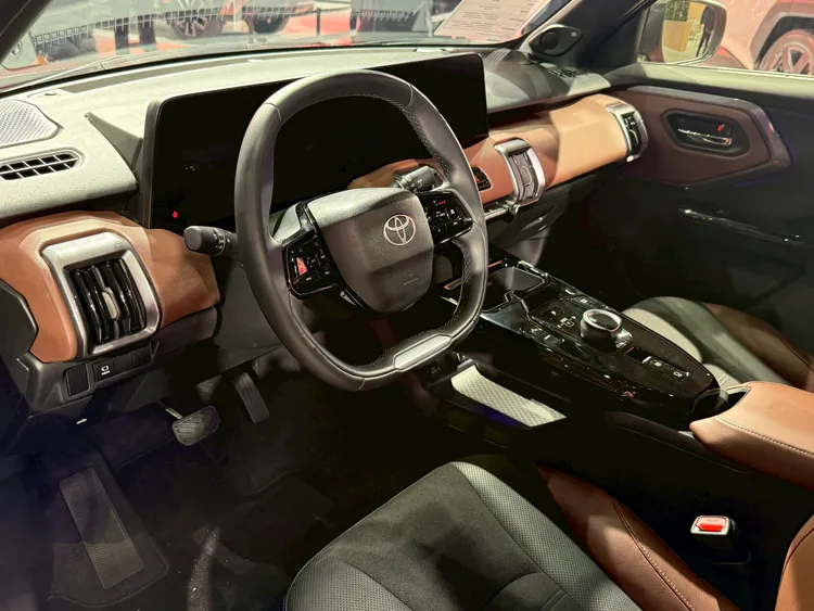 內裝配置10.25吋數位儀錶與10.1吋中控主機組成一體式螢幕，在空間運用與乘坐彈性上維持實用取向。林浩昇攝