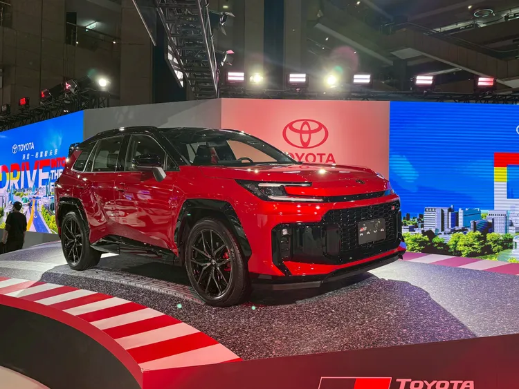 RAV4為台灣首款導入TOYOTA Connect的車型，支援遠端車門、車窗控制、即時車況監控。林浩昇攝