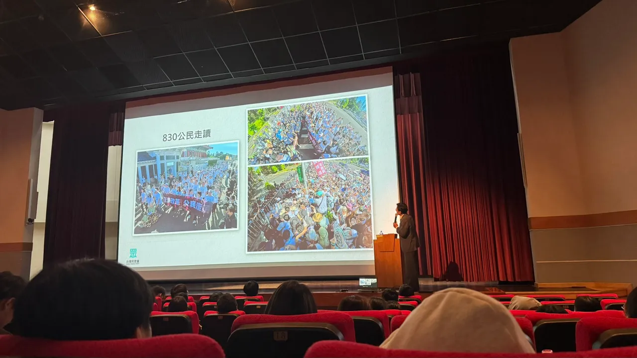 黄国昌和学生分享民众党走读。读者提供