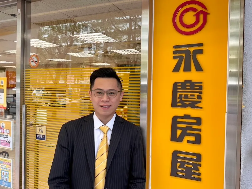 杨昕发现自己喜欢能与人互动的工作，决定转职到永庆房屋，创下年收150万的成绩。永庆房屋提供