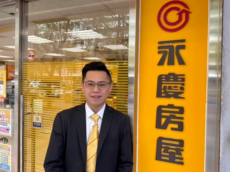 楊昕發現自己喜歡能與人互動的工作，決定轉職到永慶房屋，創下年收150萬的成績。永慶房屋提供