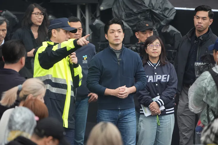 市府前廣場主舞台周邊首度設置4處安檢站。彭欣偉攝