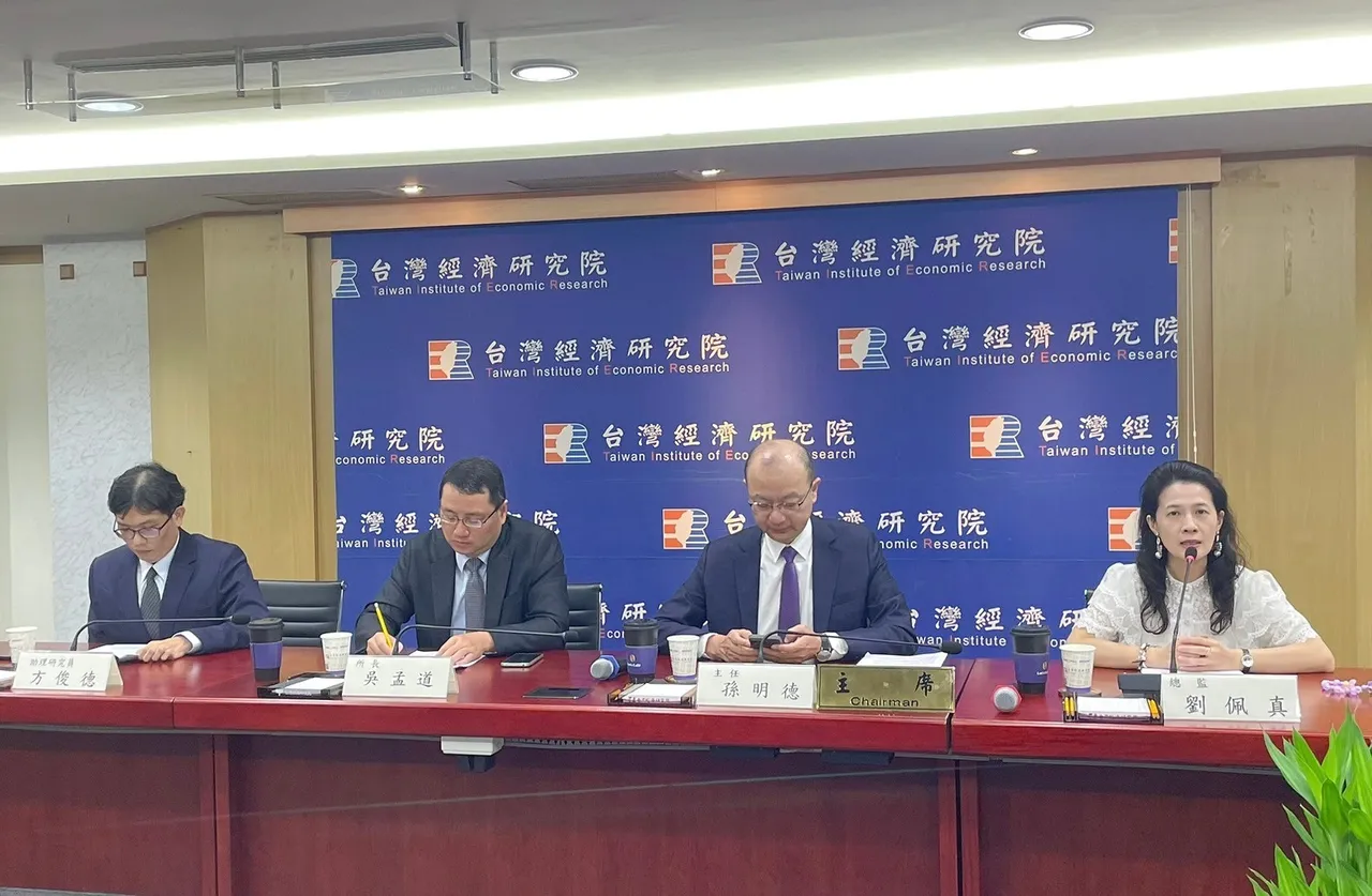 制造业景气灯号连续3个月亮黄蓝灯　 非AI相关仍待复苏