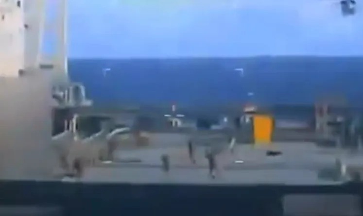 美军士兵降落甲板扣押委内瑞拉油轮。翻摄自X @TheRealHershe