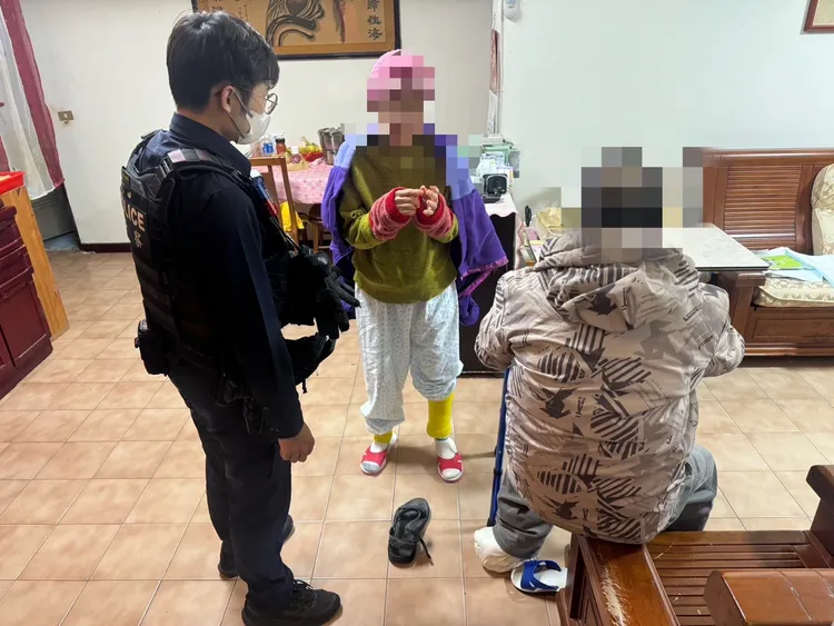 家属对于警方送老翁返家相当感激。翻摄画面