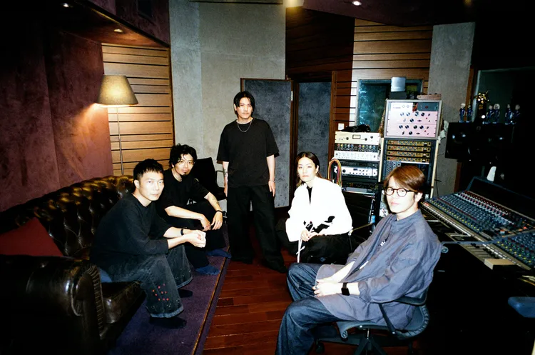 声子虫生涯首次人声曲目《副作用》与韩国吟唱诗人歌手李泷 Lang Lee合作，跨国共创疗愈之作。黯马音乐提供。