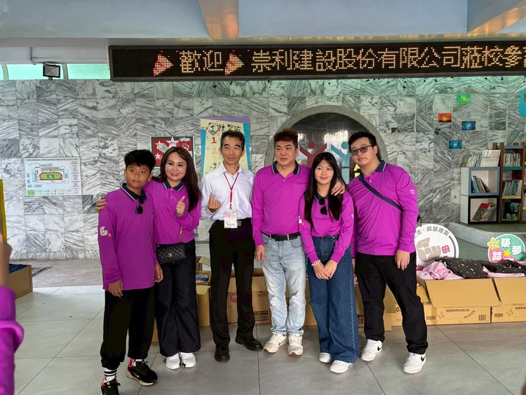 楊宗翰全家人一起出動，為偏鄉送愛送溫暖。翻攝畫面